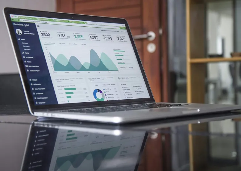 Portátil con un panel de analítica web abierto