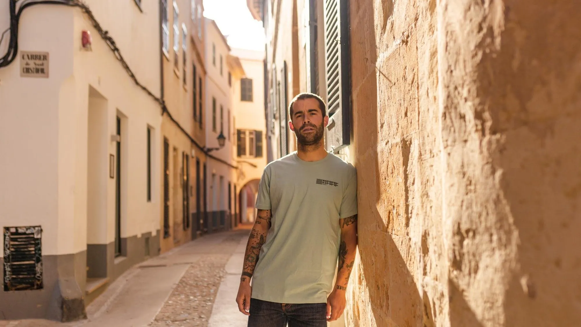 Chico con camiseta de Menorca Republic en una calle de Ciutadella